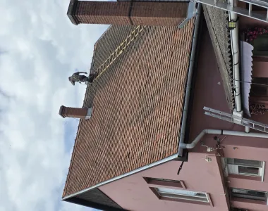 Tetőcserép tisztítás közben